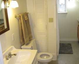 Carriage House - 2nd Floor Bathroom